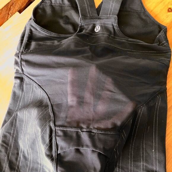 Lululemon/ Black stripe with white & red built in bra tank / Sz 6 - Picture 3 of 4